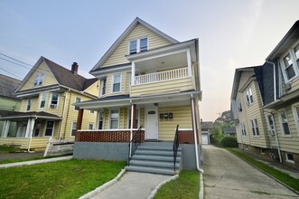 Building Photo - 807 Brewster St