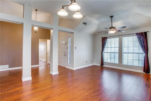 Building Photo - 435 L Thompson St