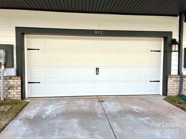 Building Photo - 912 Mary Max Dr