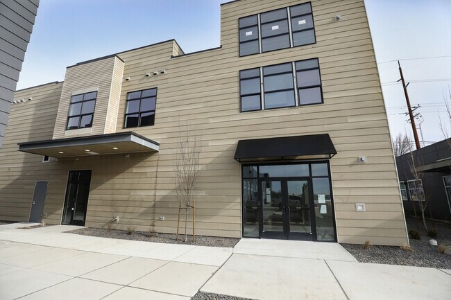 Foto del edificio - 21806 E Indiana Ave