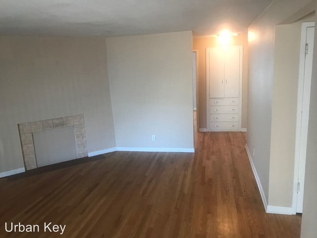 Building Photo - 2 br, 1 bath Apartment - 8818 Linden Ave N