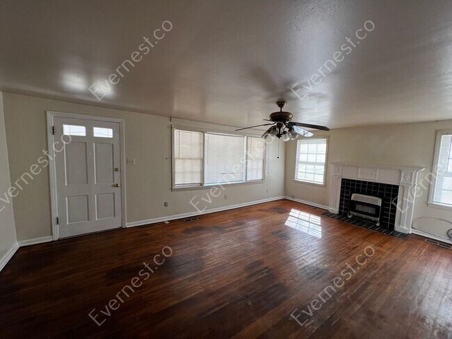 Building Photo - 544 Perry St