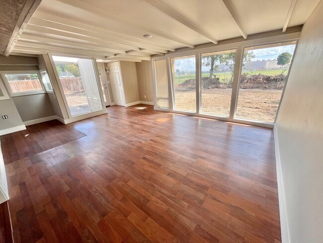 Building Photo - Newly Remodeled & Full of Character!