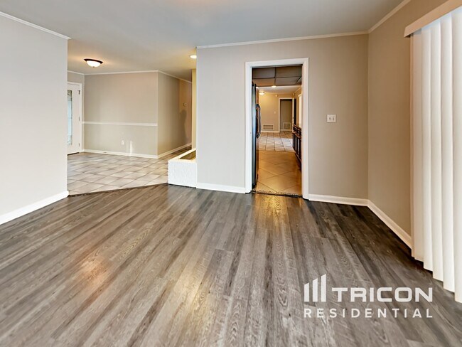 Building Photo - 7102 Woodfield Dr