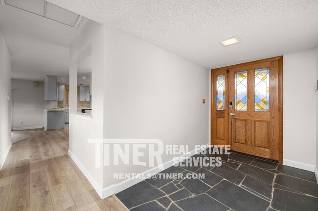 Building Photo - Gorgeous Sierra Oaks Home with Pool