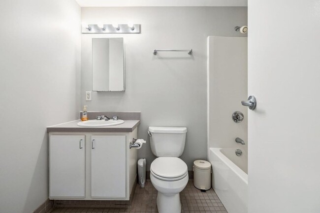Building Photo - Charming 2 Bedroom-No Broker Fee