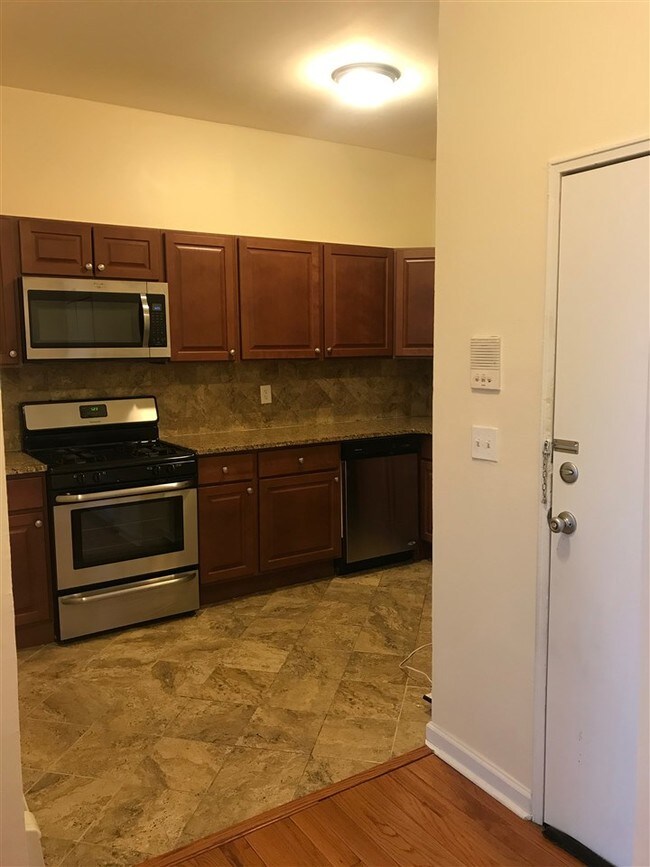 Foto del edificio - 151 Christopher Columbus Dr