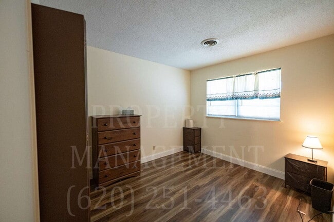 Building Photo - Charming 2-Bedroom Oasis in the Heart of Coffeyville