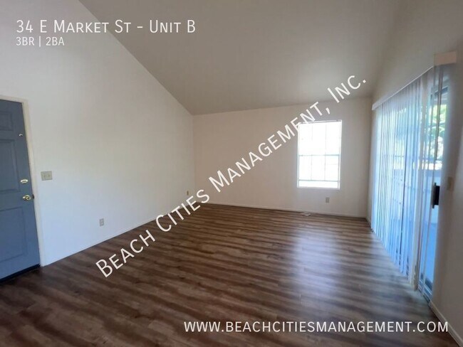 Building Photo - Beautifully renovated 3-bedroom, 2-bathroo...