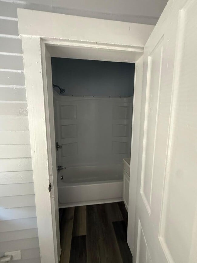 Building Photo - 140 E 5th St