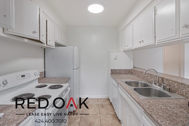 Building Photo - 10535 Lindley Ave