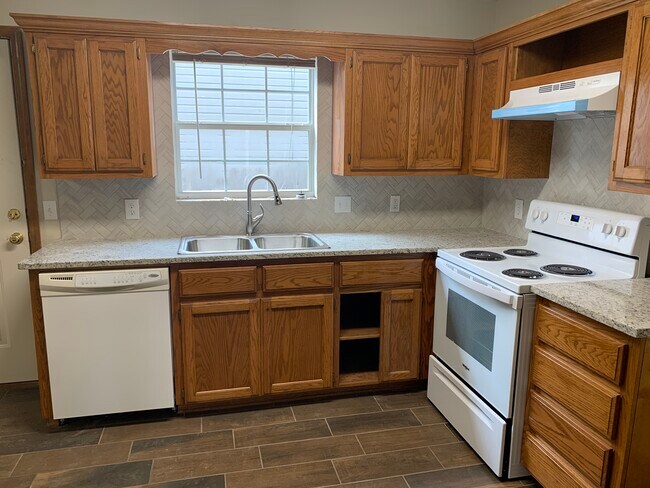Building Photo - 68 Oak Grove Cir