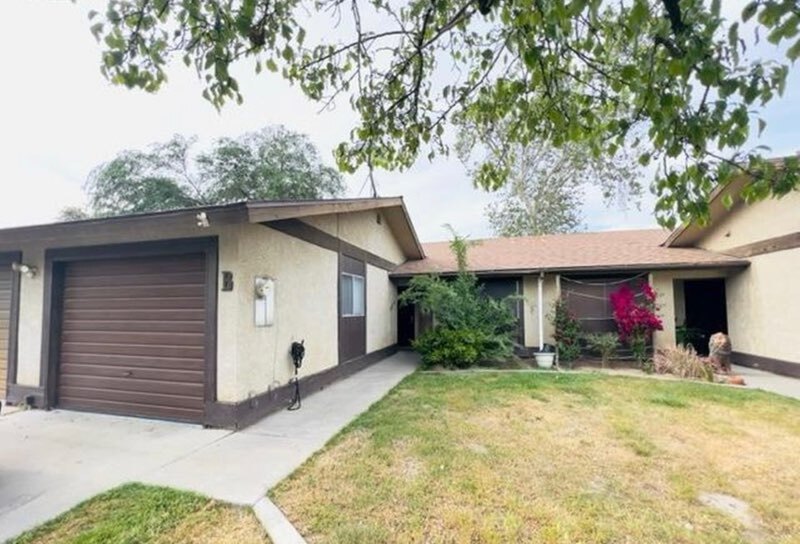 Foto principal - 112 N Lemoore Ave