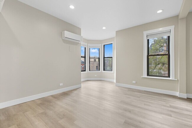 Foto del edificio - 2101 N Hoyne Ave