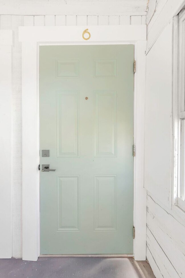 Building Photo - P199 - #6A Holiday Inn