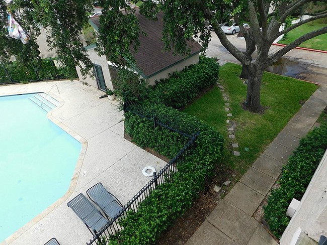 Building Photo - 10855 Meadowglen Ln
