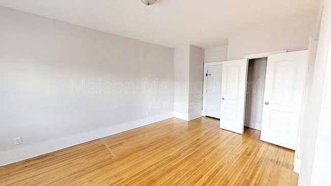 Interior Photo - 49 Troup St