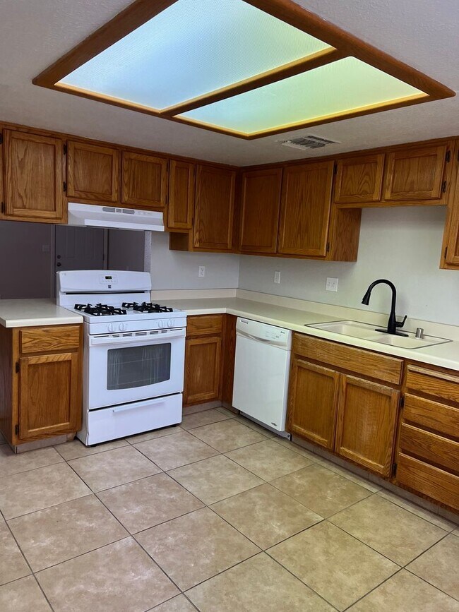 Foto del edificio - Please contact Vaughn Realty to set up an ...