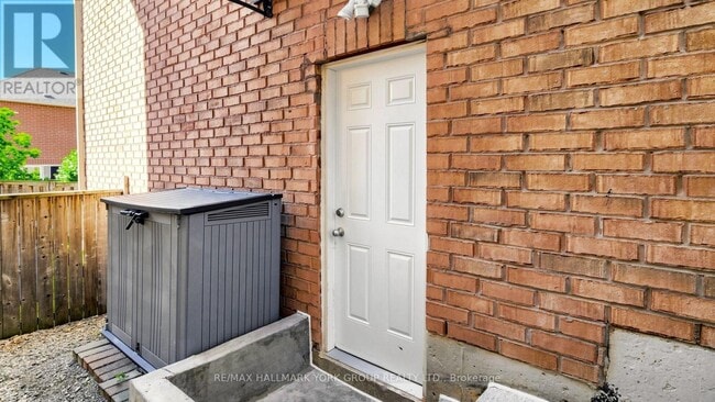 Building Photo - 186 Wainscot Ave