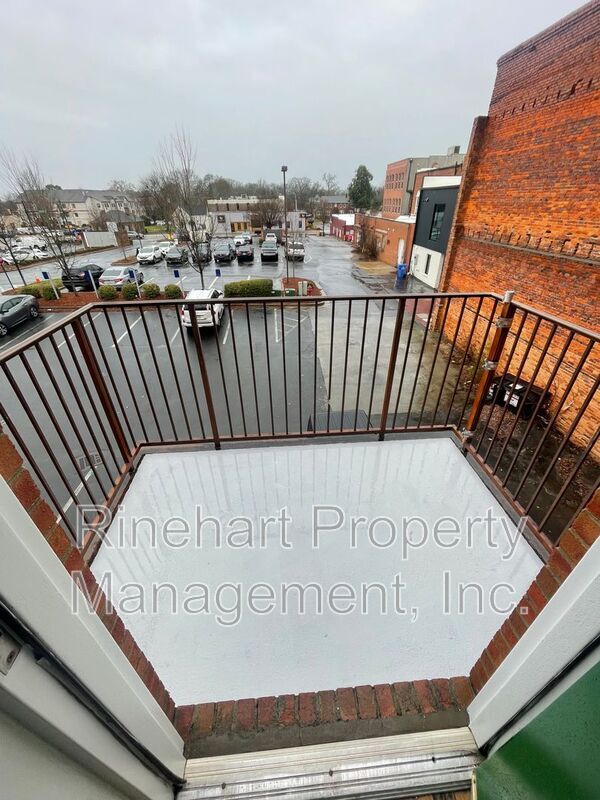 Building Photo - 210 E Main St