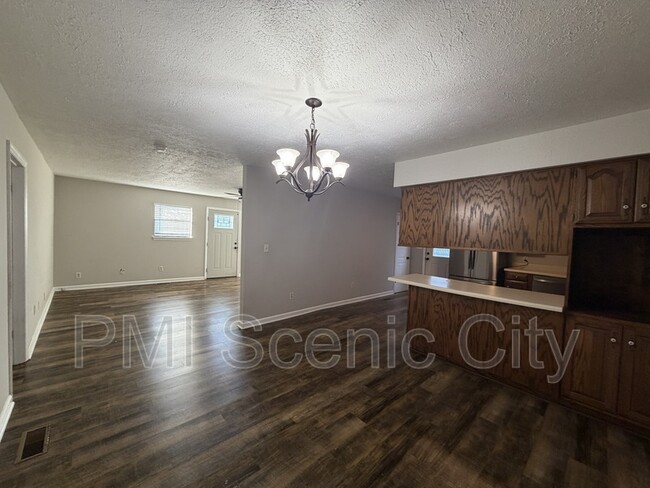 Building Photo - 8810 Great Family Trl