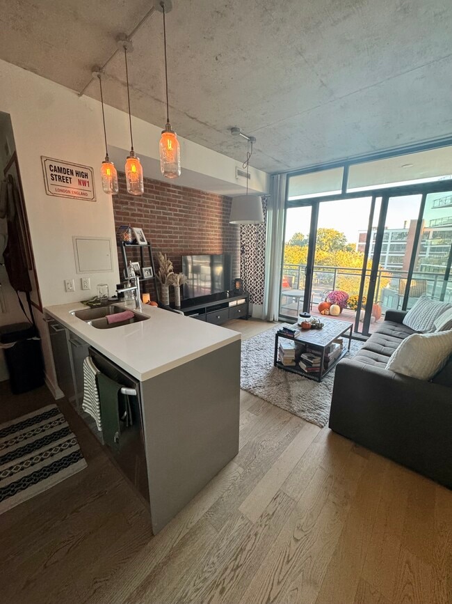 Building Photo - 1290 Dundas St E