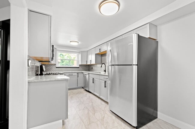 Building Photo - Stunning 5 bedroom home in Mt. Washington available June 1!