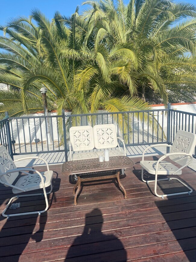 Foto del edificio - 2028 N Beachwood Dr