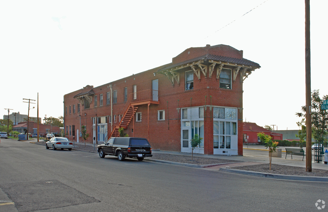 Building Photo - 1003 E San Antonio Ave