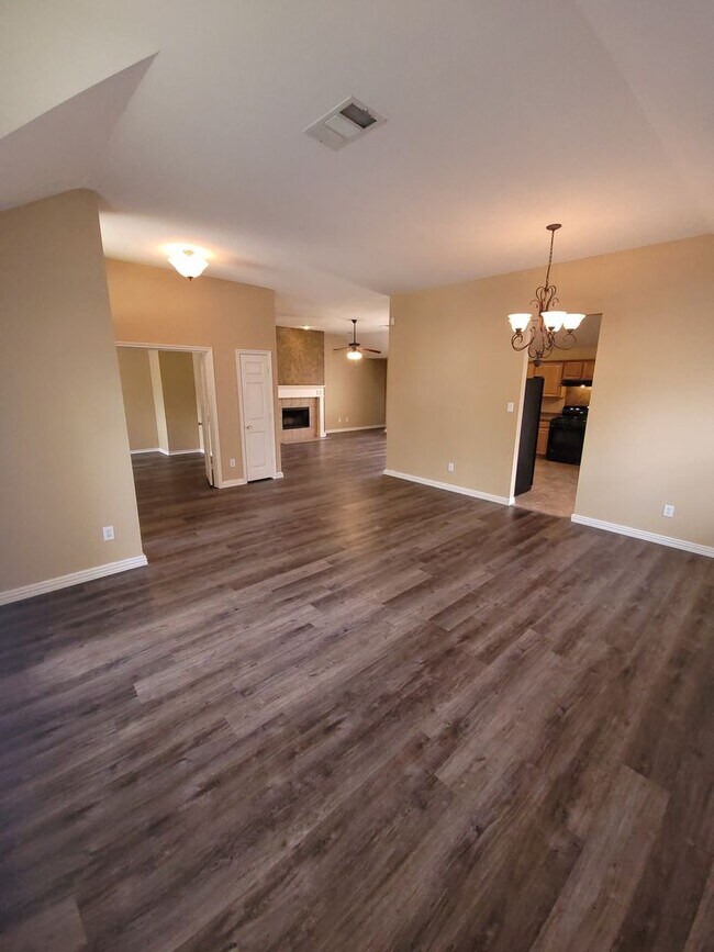 Building Photo - Gorgeous 3 Bedroom 2 Bath in Beautiful Mea...