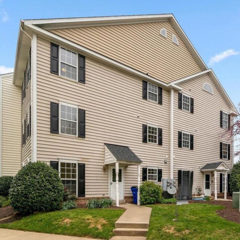 Primary Photo - Spacious 3 Bedroom Townhome in Oldfarm.
