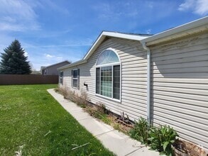 Building Photo - 200 Valley View Dr