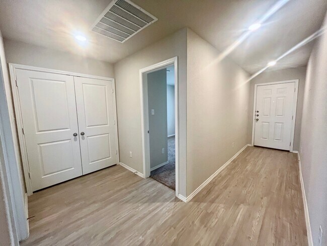 Foto del edificio - 1925 Green Warbler Grn