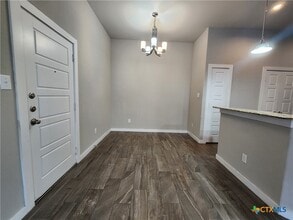 Building Photo - 530 Creekside Frst