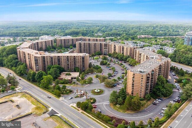 Foto del edificio - 8370 Greensboro Dr