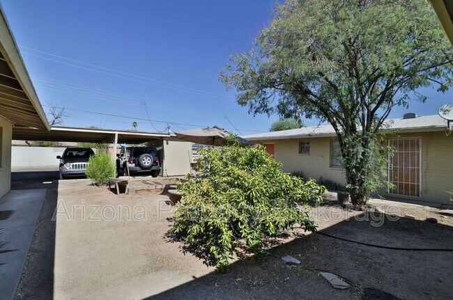Building Photo - 2110 S Granada Dr