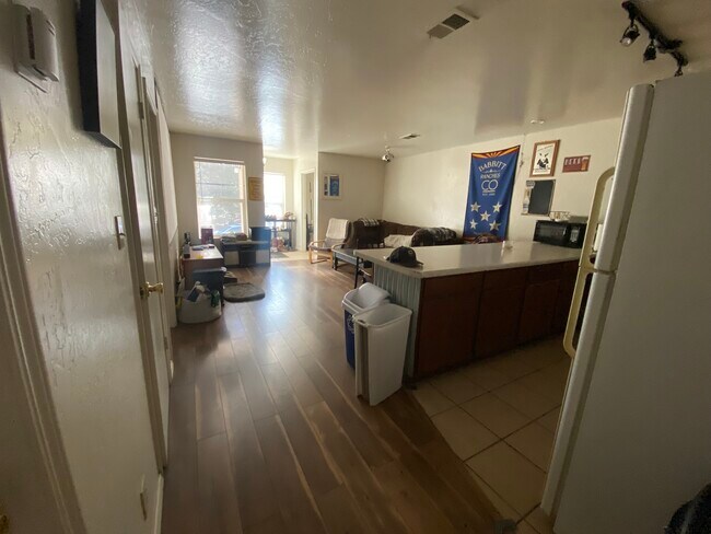 Foto del edificio - 300 S Paseo del Flag