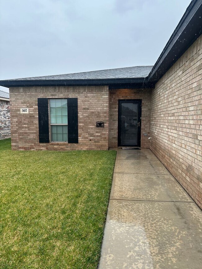 Foto del edificio - Large 3 bed 2 bath