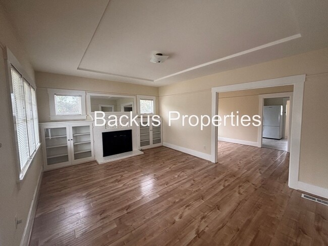 Building Photo - Three bedroom cottage less tha two blocks ...