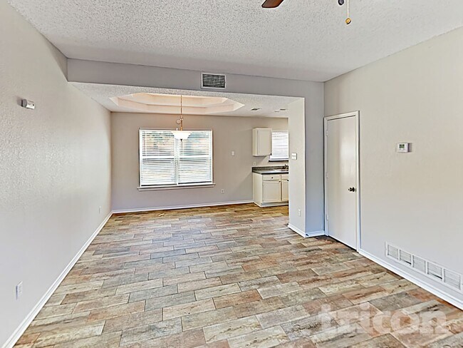 Building Photo - 1105 Parker Ct
