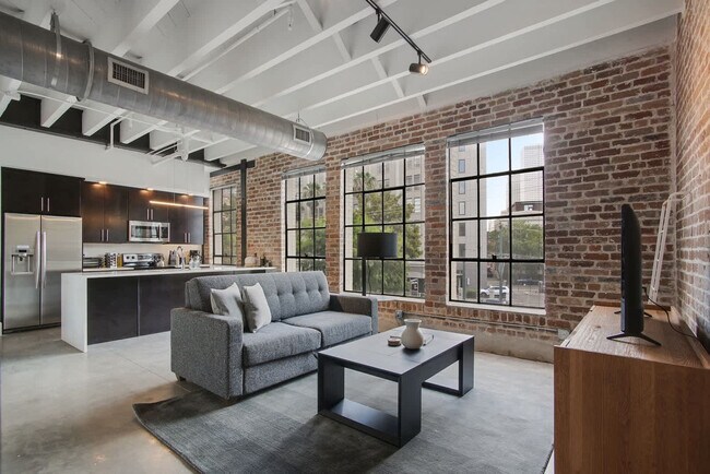 Building Photo - 822 Howard Ave