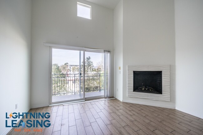 Building Photo - Stylish and Contemporary Two-Bedroom Retre...