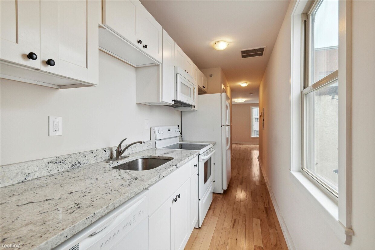 Foto principal - Studio, 1 bath Triplex - 1204 E PALMER ST ...