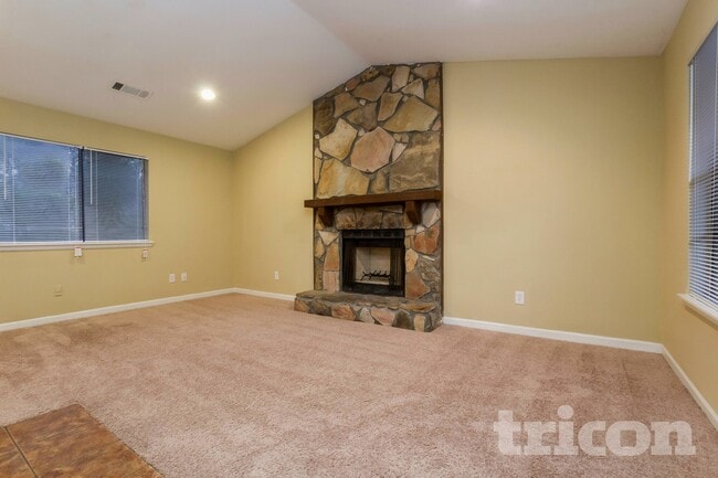 Building Photo - 528 Fire Fly Dr