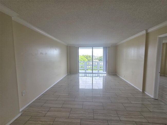 Foto del edificio - 15600 NW 7th Ave