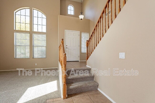 Building Photo - 671 W Green Tree Dr