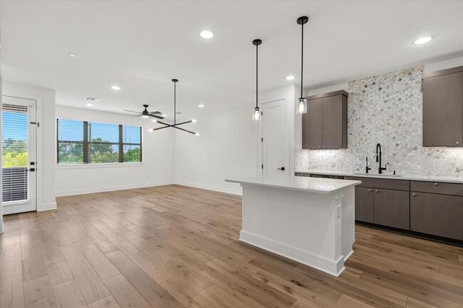 Foto del edificio - 315 Holton Dr