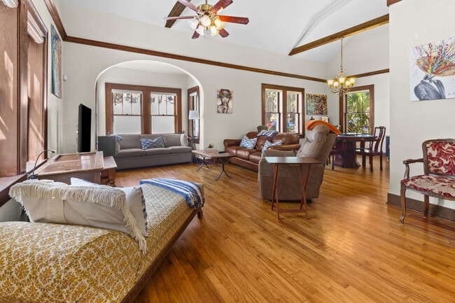 Building Photo - 204 NE 3rd Ave