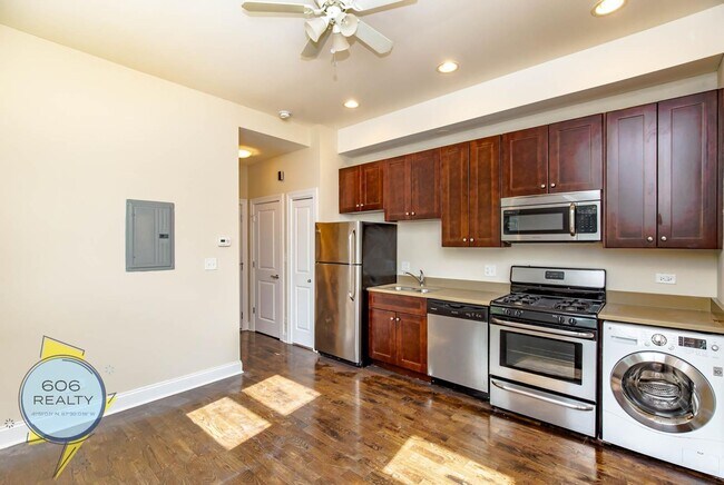 Foto del edificio - Lincoln Park Renovated Apartments!