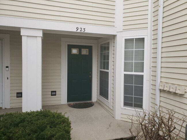 Building Photo - 923 Huntington Dr